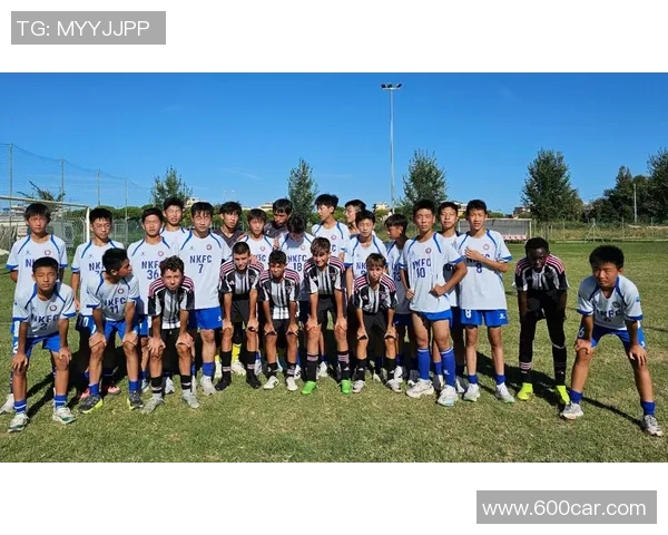 国际足球明星联队齐聚一堂共同合影展现团结与友谊的精彩瞬间