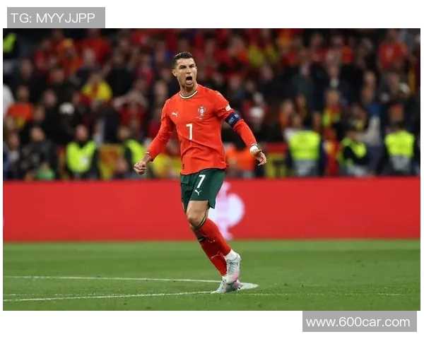 足球明星C罗以帅气外表和卓越球技赢得全球球迷的热爱与追捧