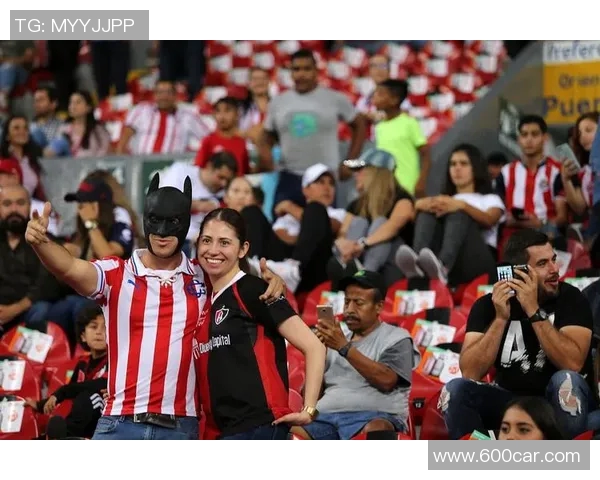 今年备受瞩目的足球明星们如何在赛场上创造辉煌与传奇